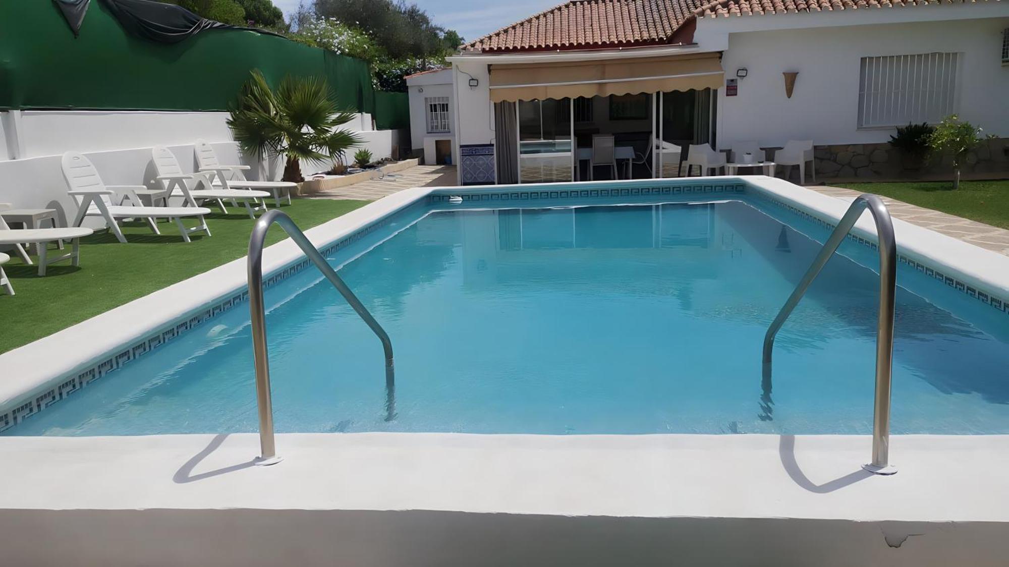 Con Jardin, Piscina Privada Y Parking