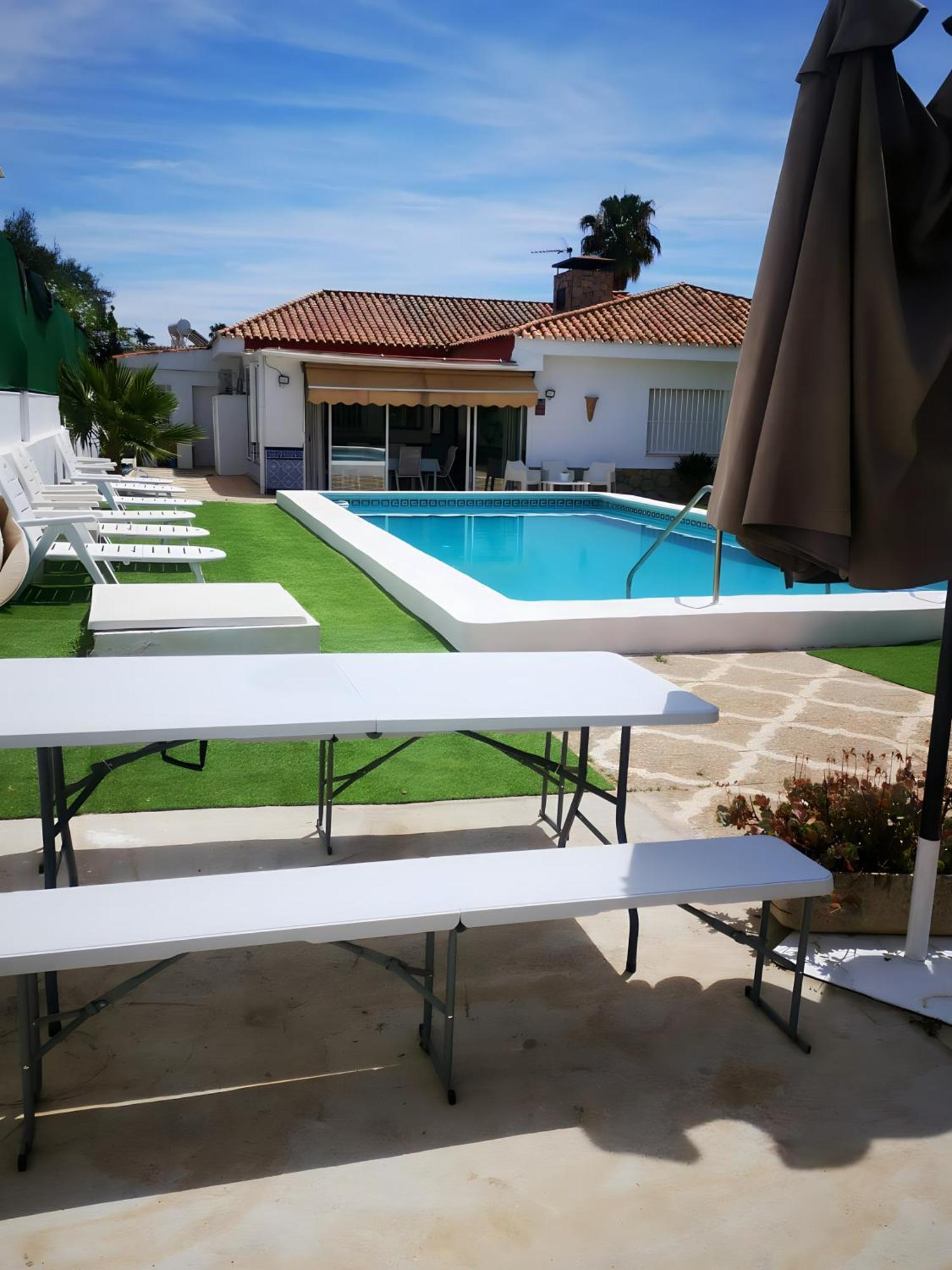 Con Jardin, Piscina Privada Y Parking